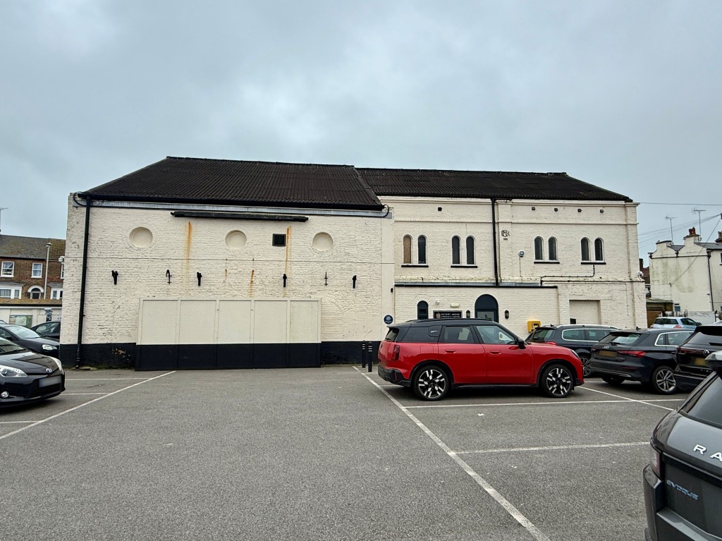 Lot: 78 - VACANT COMMERCIAL PROPERTY IN TOWN CENTRE LOCATION - Side view of property